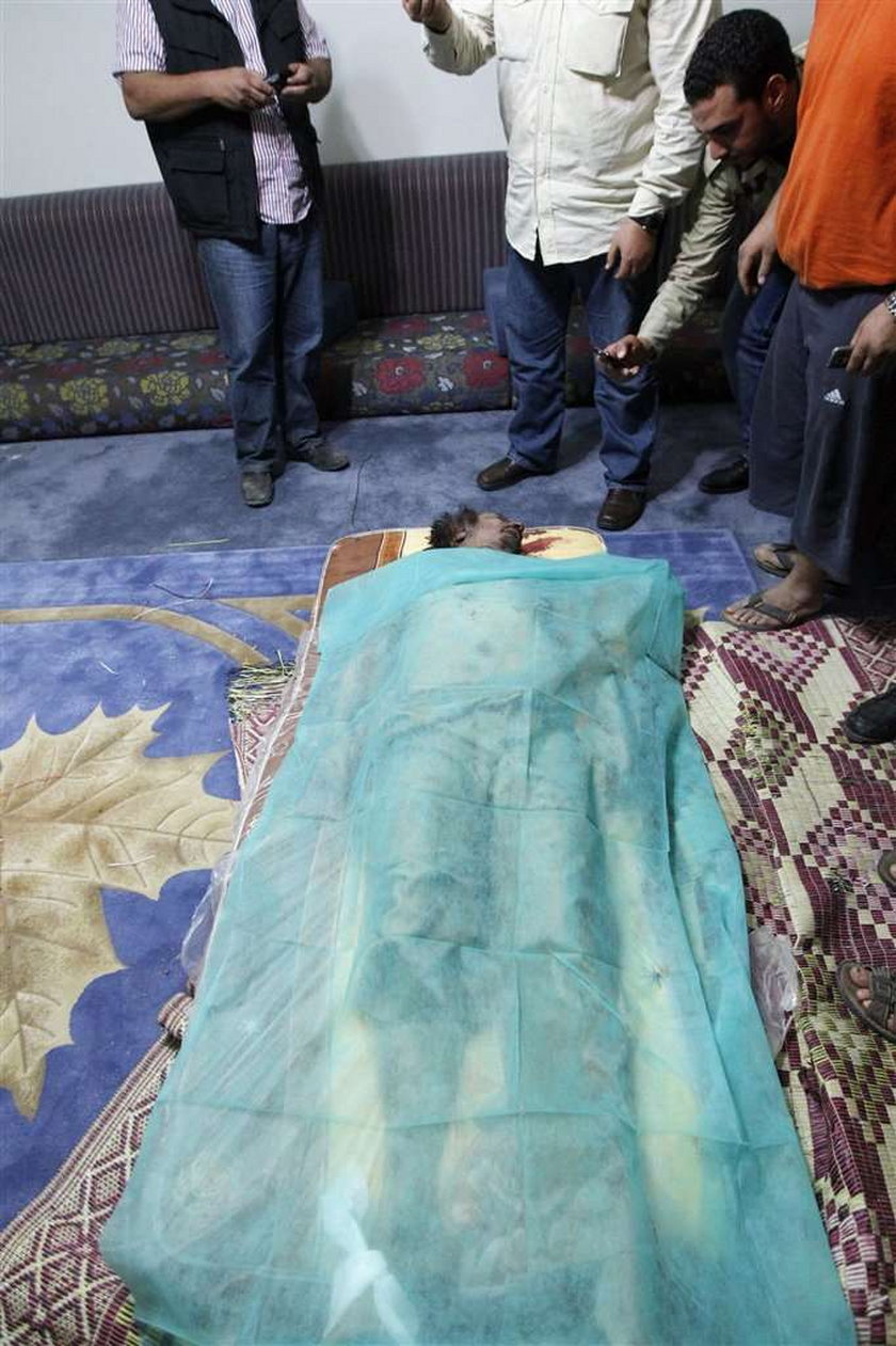 Wystawili ciało Kaddafiego na widok publiczny