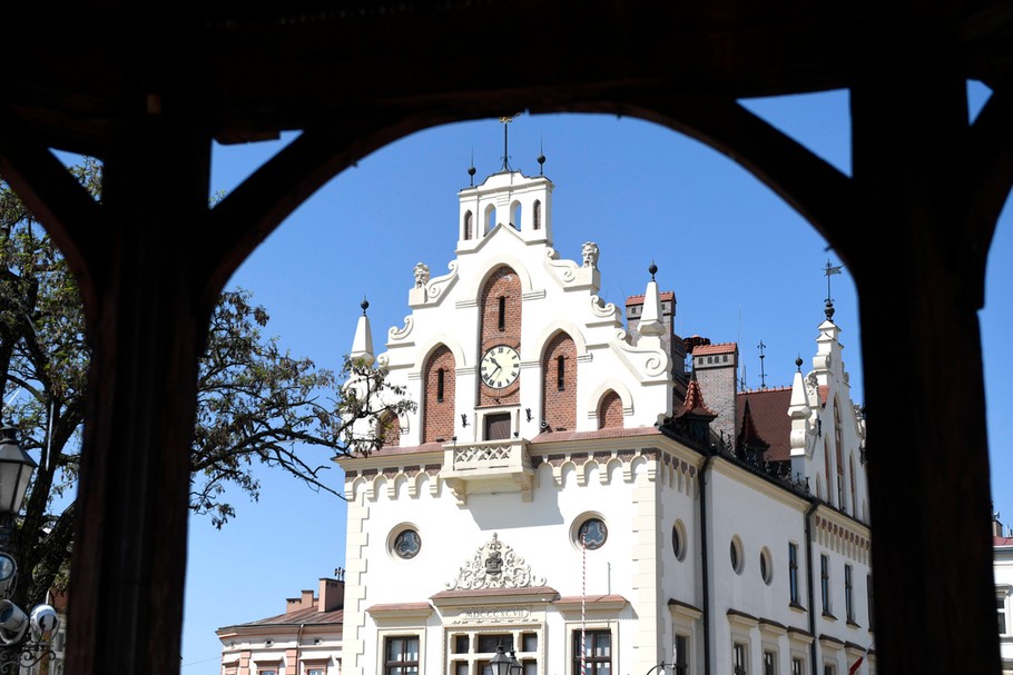 Pensje pracowników gminnych spółek będą obcięte. Na zdjęciu ratusz w Rzeszowie