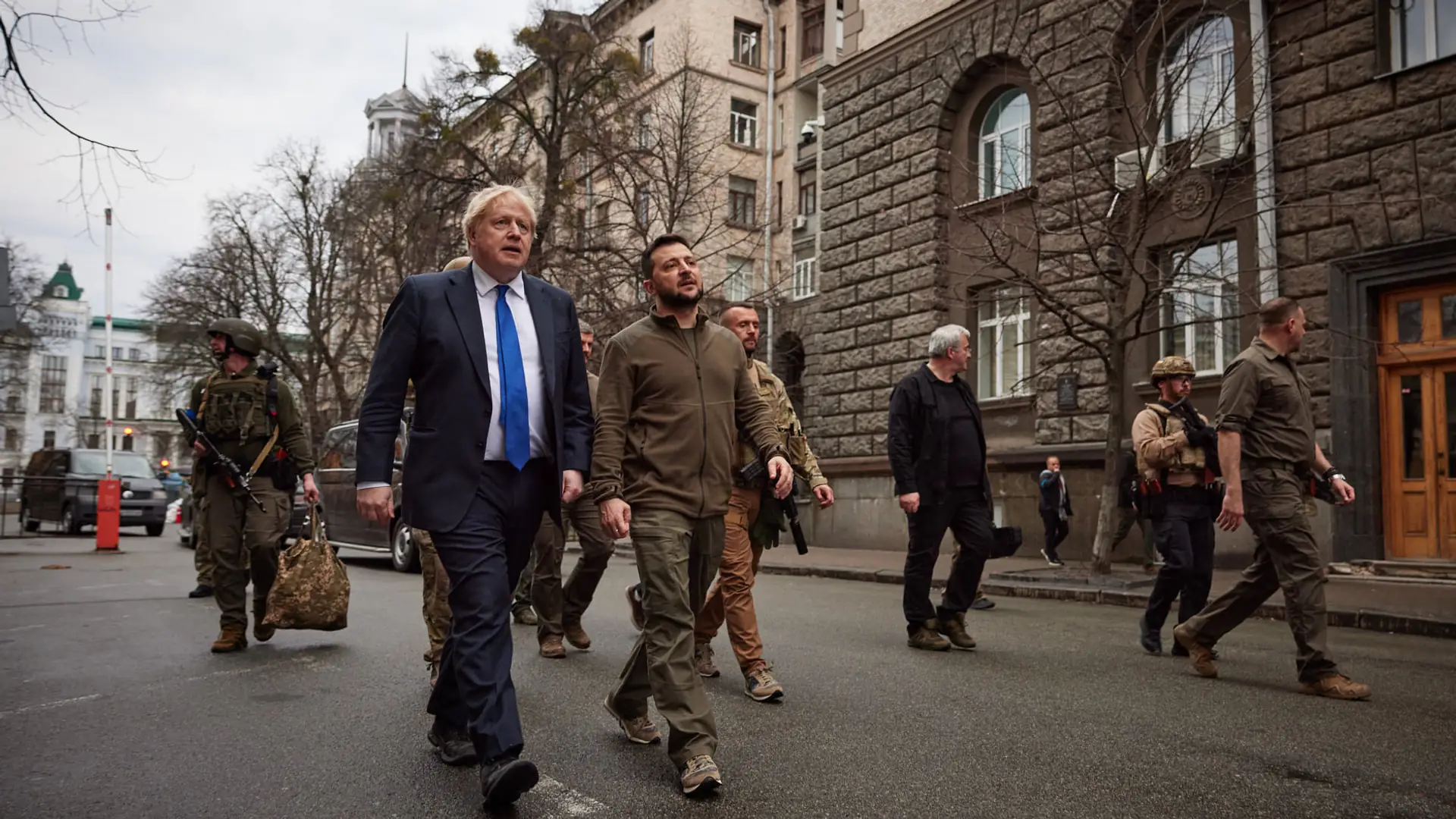 Zełenski i Johnson zrobili sobie spacer po Kijowie. "Bo, do cholery, mogli to zrobić"