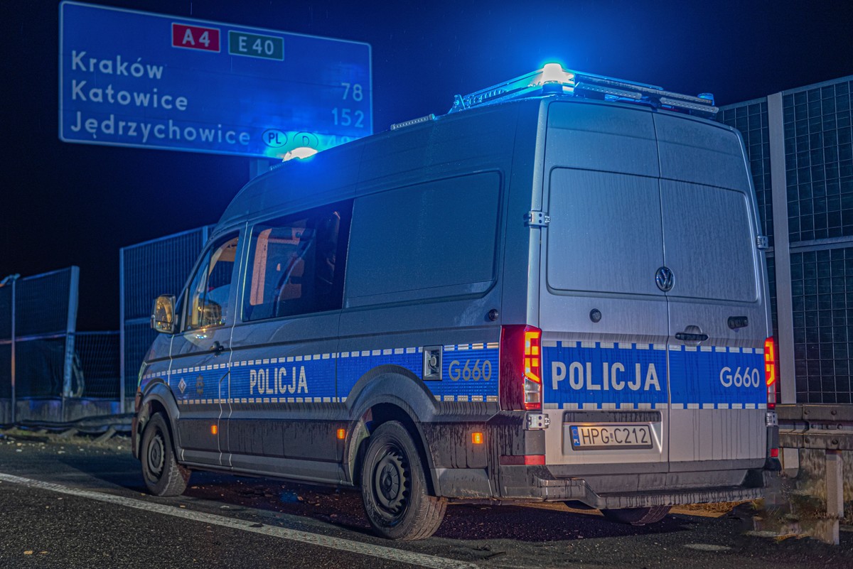 Radiowóz policyjny na autostradzie A4