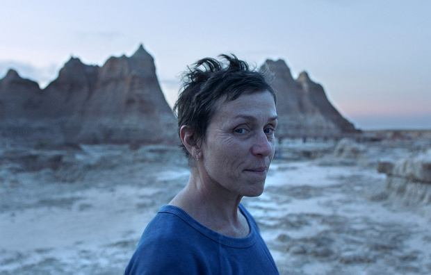 Frances McDormand w filmie "Nomadland"