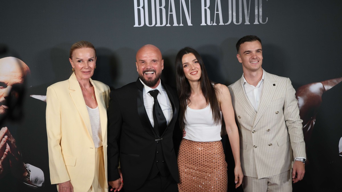 Boban Rajović sa ženom, ćerkom i sinom