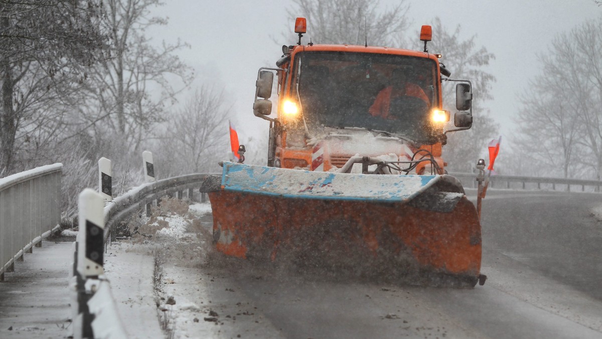 Zima zaatakowała Czechy. Obfite opady śniegu i silny wiatr utrudniały od wczesnego rana transport w północnej i zachodniej części kraju. Synoptycy ostrzegają przed dalszymi komplikacjami na drogach.