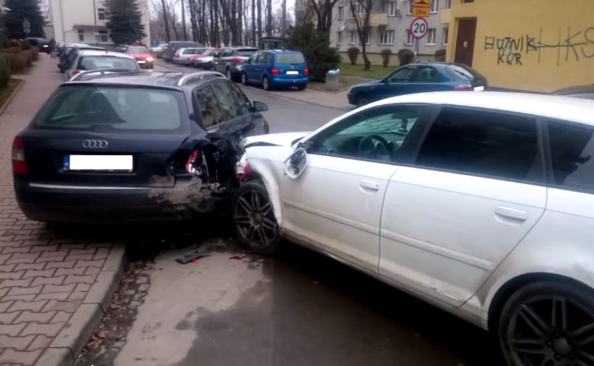 Kierowca białego Audi A3 Sportback niszczył samochody w Krakowie
