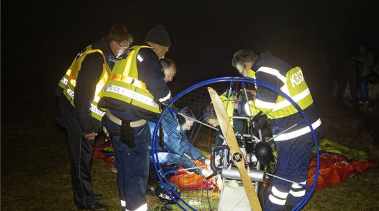 Motoros siklóernyőt vizsgálnak a kiskunmajsai horgásztónál, ahol a vízbe zuhant egy siklóernyős 2021. december 30-án/ Fotó: MTI/Donka Ferenc