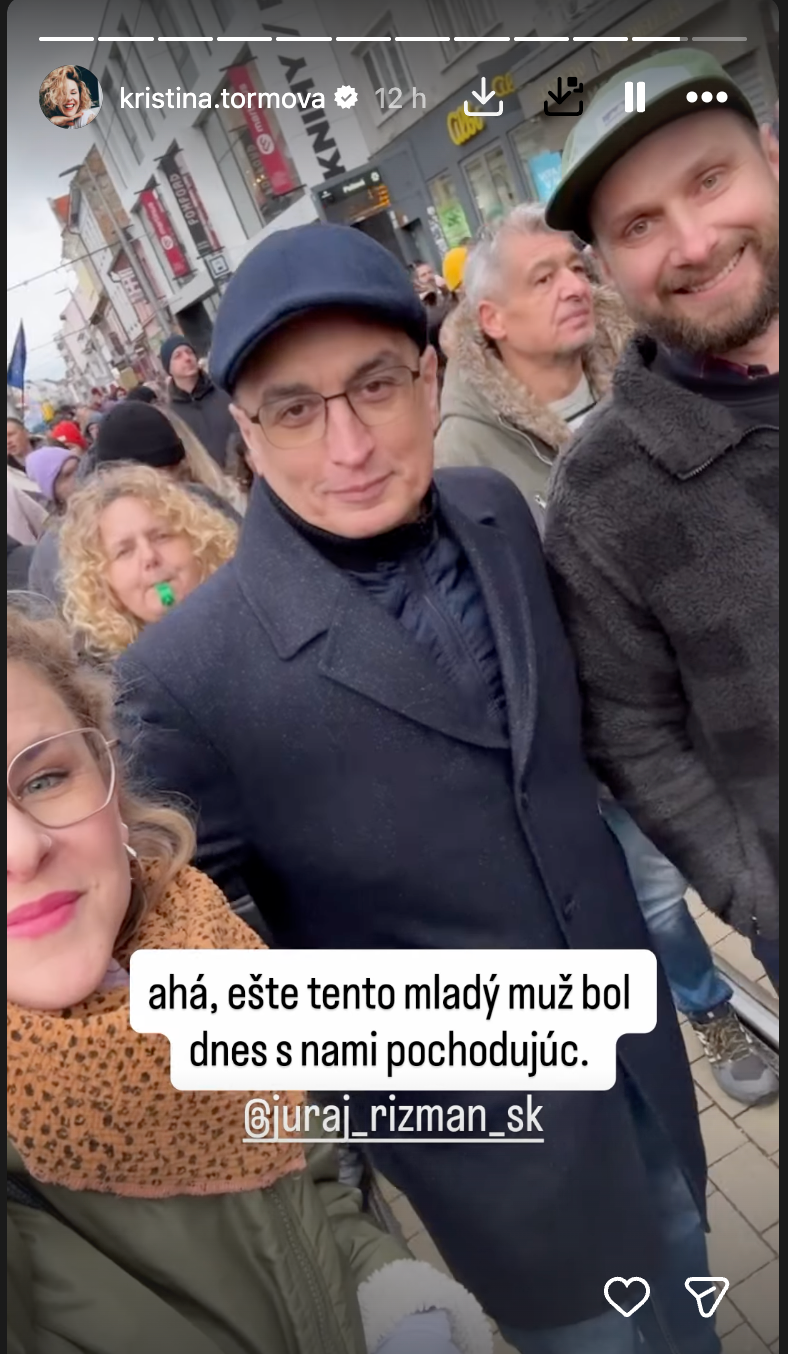 Kristína Tormová a Juraj Rizman (uprostred) na proteste. 