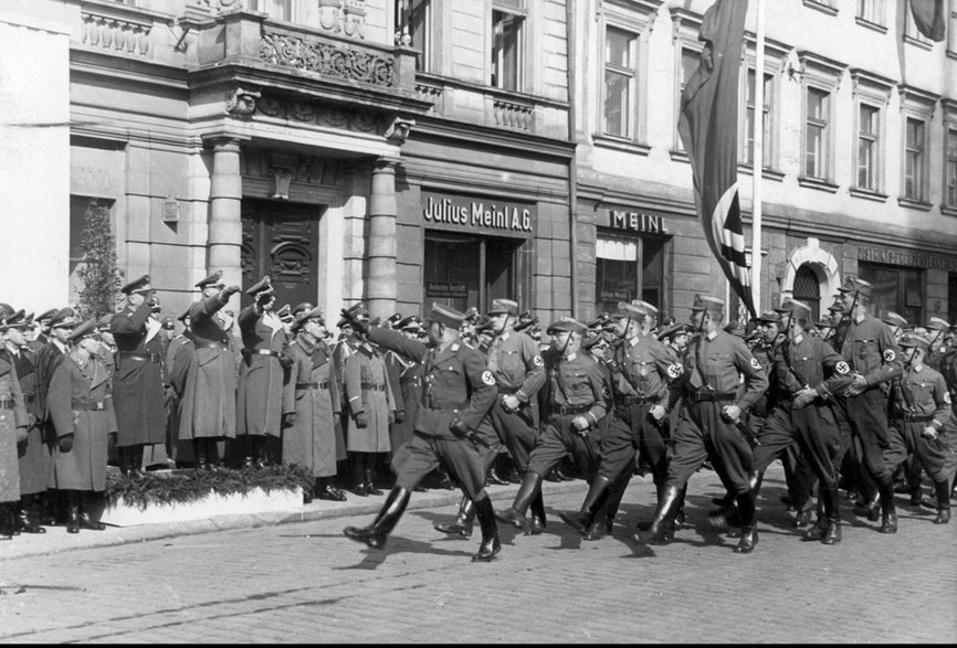 Defilada z okazji “Dnia poległych bohaterów”.