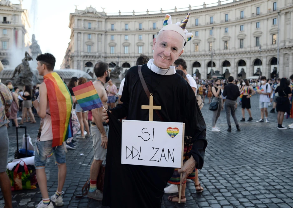 Kostim pape Franje na prajdu u Rimu 2021. godine nekoliko dana nakon što je Vatikan tražio da se zaustavi zakon koji bi obezbedio bolju zaštitu od nasilja nad LGBT zajednicom