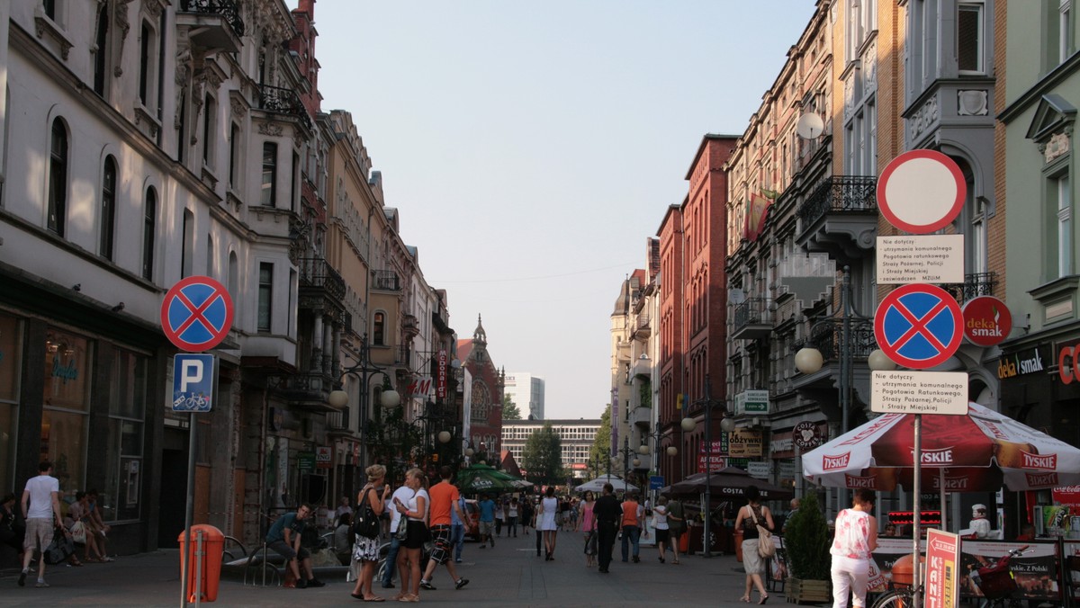 Katowice zakończyły pierwszy etap starań o tytuł Europejskiej Stolicy Młodzieży 2015. 30 kwietnia Europejskie Forum Młodych (European Youth Forum) otrzymało oficjalny wniosek miasta o nadanie mu tego miana.