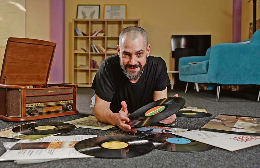 U ovom vremenu brzine, ritual slušanja muzike se izgubio -  kaže Vasil