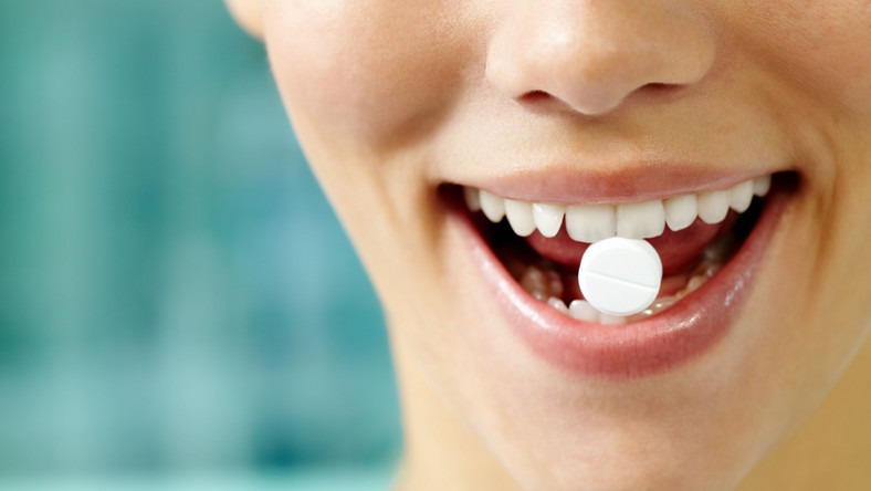 Tabletka między zębami
