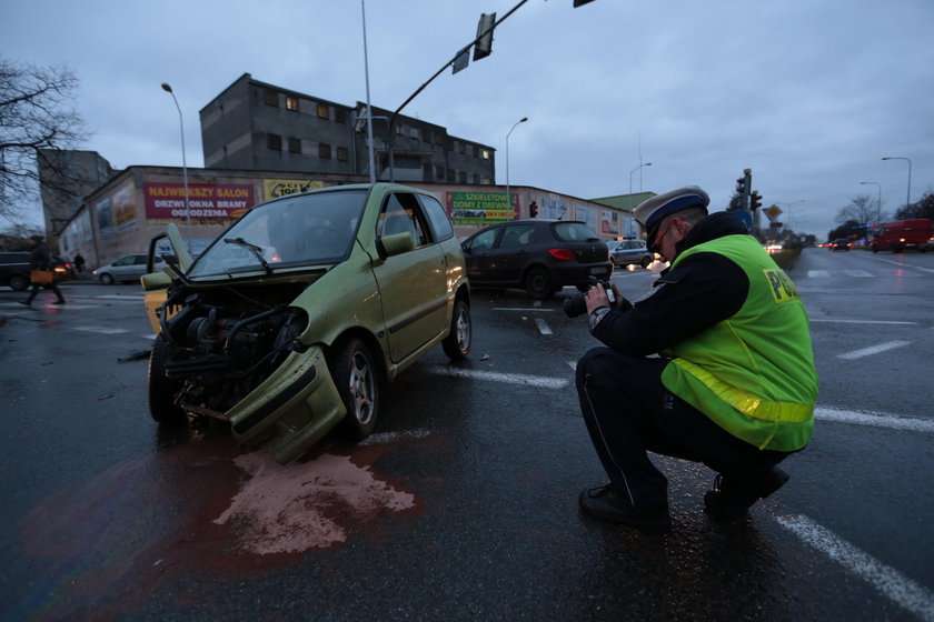 Dramat na skrzyżowaniu. Kierowcę wyrzuciło z samochodu