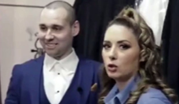 Milica Kon zakopčava takmičaru šlic
