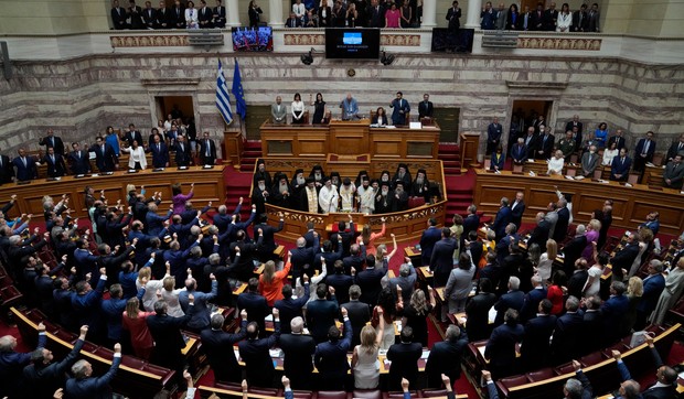 Grčki poslanici polažu zakletvu u parlamentu u Atini 3. jula