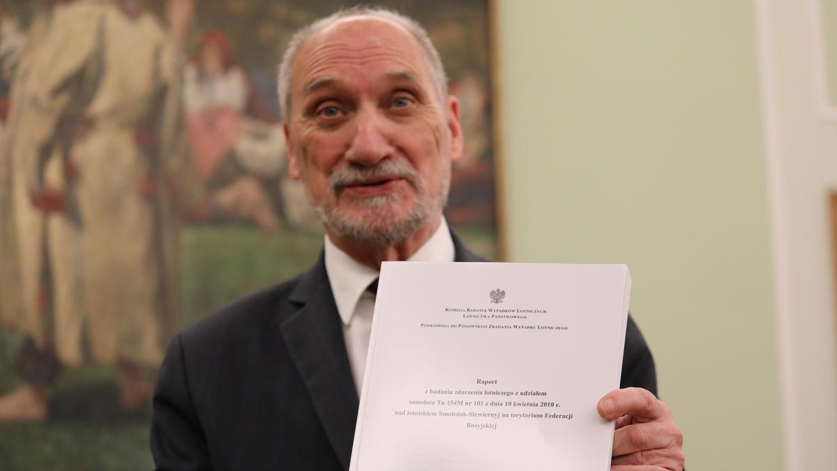 Antoni Macierewicz podczas konferencji prasowej ws. podkomisji smoleńskiej.