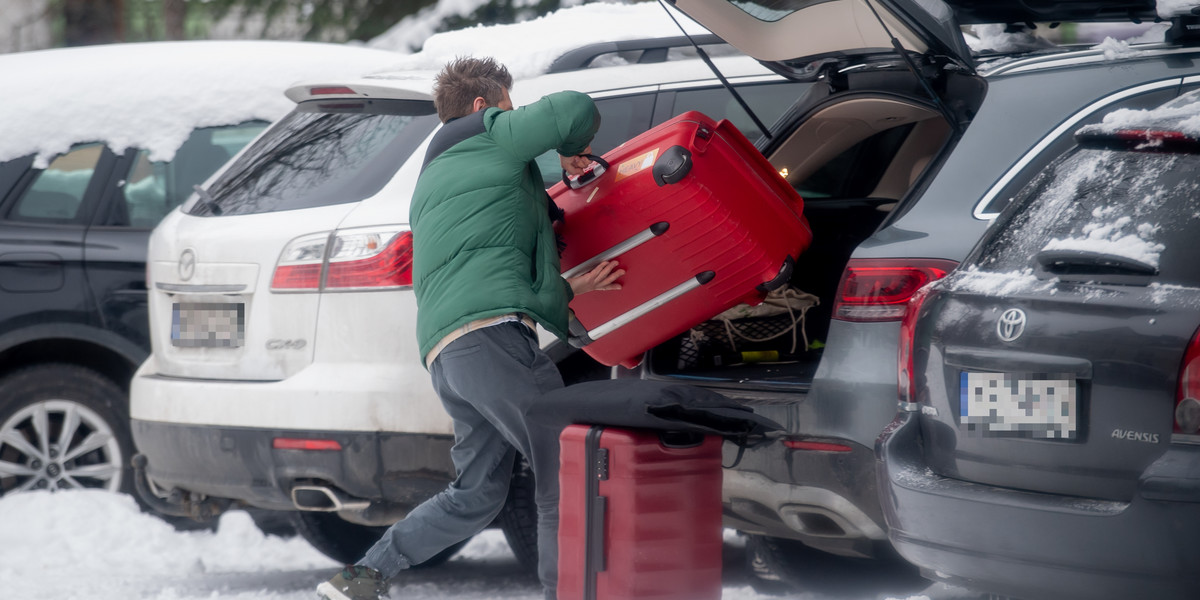 Adam Sztaba pakuje walizki na wyjazd zimowy. 