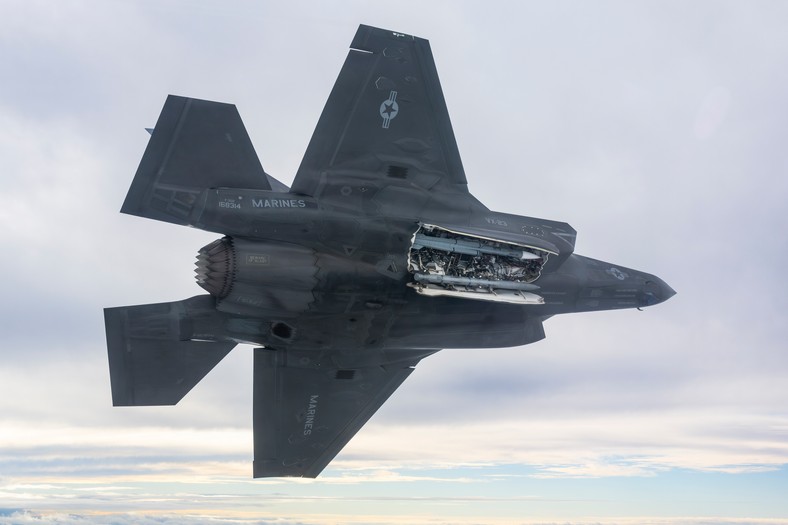 Należący do USMC myśliwiec F-35B w trakcie testów z pociskiem MBDA Meteor w komorze na uzbrojenie. Najnowsze F-35 mogą przenosić w wewnętrznych komorach do sześciu pocisków powietrze-powietrze.