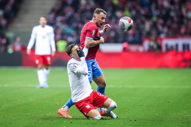 Vladimir Coufal i Nicola Zalewski walczą o piłkę w trakcie eliminacyjnego meczu Polska - Czechy