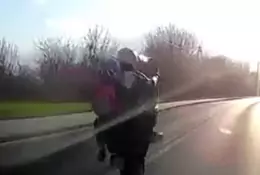 "Nakrył się" motocyklem. Jechał z pasażerką