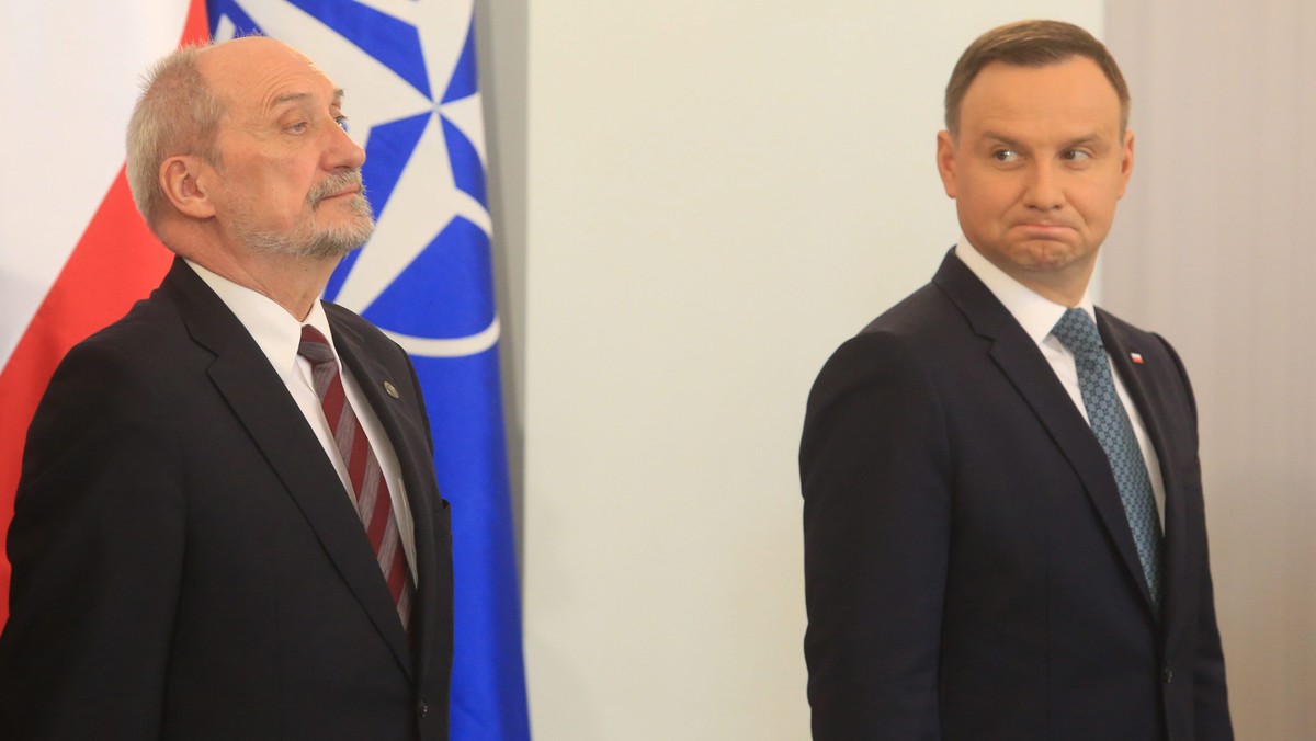 Prezydent Andrzej Duda, zwierzchnik sił zbrojnych, wysłał w ostatnich miesiącach do resortu obrony wiele wniosków z pytaniami m.in. o Wojska Obrony Terytorialnej i reformę systemu dowodzenia armią. Zamiast odpowiedzi Służba Kontrwywiadu Wojskowego wszczęła 28 czerwca postępowanie kontrolne wobec gen. Jarosława Kraszewskiego, oficera, który w Biurze Bezpieczeństwa Narodowego odpowiada za sprawy wojskowe.