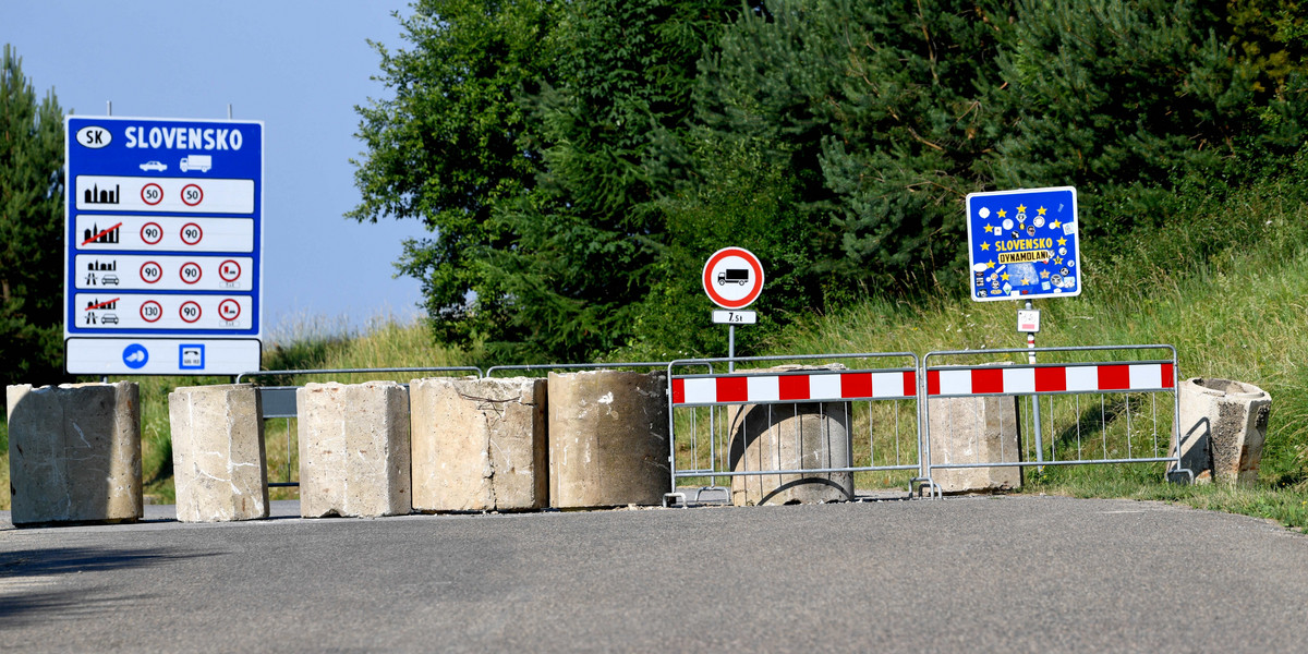 Słowacy z powrotem otwierają przejścia graniczne Czesi wprowadzają ograniczenia.