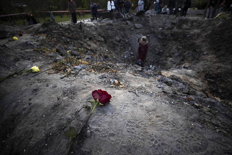 Ukraińcy składali kwiaty ku pamięci zabitych i rannych podczas rosyjskich ataków rakietowych na park Tarasa Szewczenki w Kijowie, Ukraina, 12 października 2022 r.