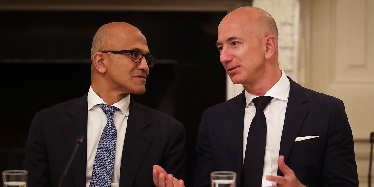 CEO Microsoftu Satya Nadella i CEO Amazona Jeff Bezos obaj podpisali list przeciwko polityce Trumpa