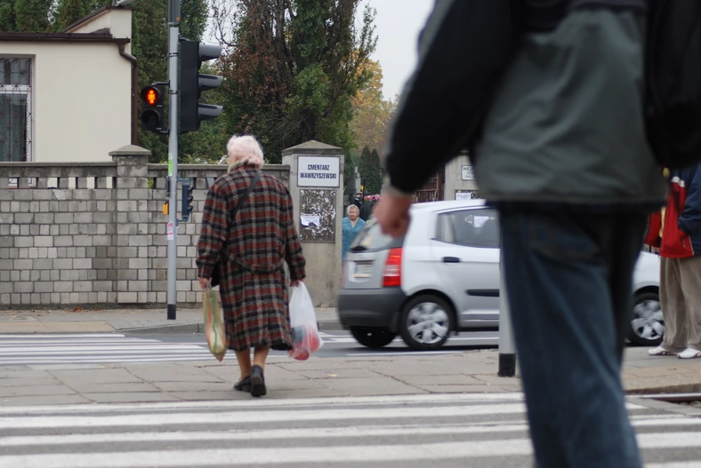 Starsza osoba na przejściu dla pieszych