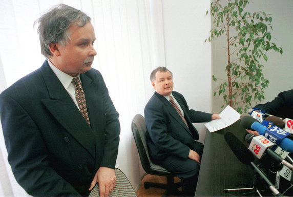 22.10.1997. Konferencja prasowa Lecha (L) i Jarosława (P) Kaczyńskich, z udziałem Ludwika Dorna