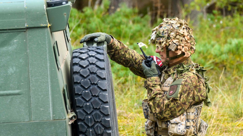 Żołnierz łotewskiej armii podczas ćwiczeń