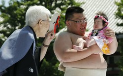 Zawodnicy sumo zmuszają do płaczu niemowlaki. Oto coroczny japoński festiwal nakizumo [ZDJĘCIA]