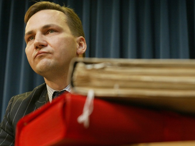 Na zdjęciu Sikorski - minister obrony narodowej z odtajnionymi aktami Układu Warszawskiego