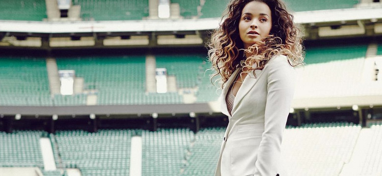 Ella Eyre śpiewa dla rugbystów i równocześnie pomaga