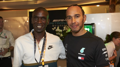 The greatest Marathoner ever, Kenyan athlete Eliud Kipchoge (L) pose a photo with Lewis Hamilton (R) the second most successful driver of all time. (twitter.com/EliudKipchoge)