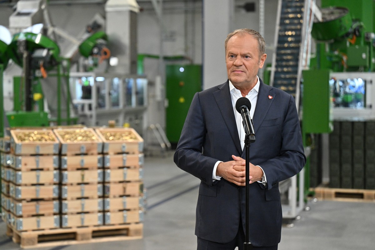 Skarżysko Kamienna, 13.06.2025. Premier Donald Tusk podczas konferencji prasowej nt. otwarcia hali produkcyjnej zakładów Mesko S.A. w Skarżysku-Kamiennej, 13 bm. Budowa hali była jednym z etapów inwestycji "Projekt 400". (sko) PAP/Piotr Polak