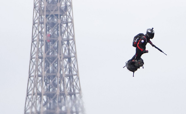 Nieudana próba przelotu flyboardem na kanałem La Manche. Franky Zapata wpadł do wody