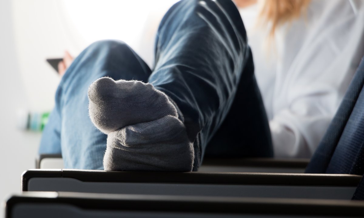 Wybór skarpet do samolotu ma znaczenie. Steward odradza ten jeden kolor