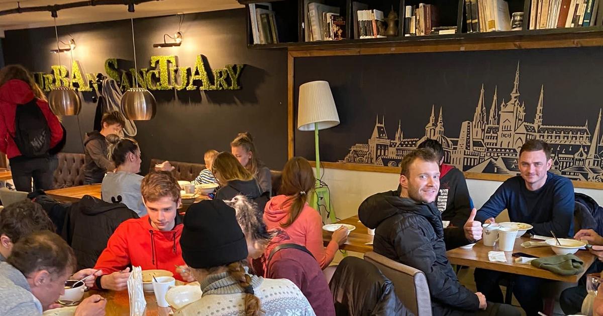 Un restaurant românesc servește până la 100 de mese gratuite pe zi refugiaților ucraineni – personalul său izbucnește adesea în plâns din cauza crizei în creștere