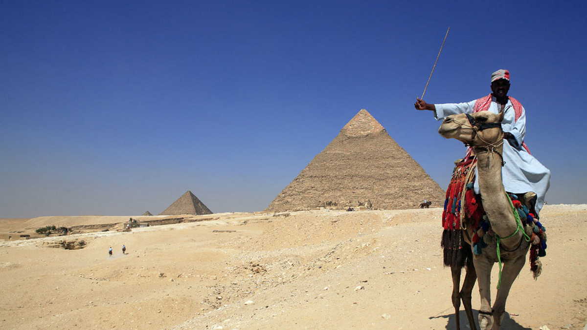 Pod piramidami w Gizie, do których dostęp zamknięto, gdy przed blisko trzema tygodniami rozpoczęły się w Kairze antyprezydenckie demonstracje, w czwartek znów pojawili się turyści - informuje agencja dpa. Pracę w rejonie piramid wznowili też zagraniczni archeolodzy.