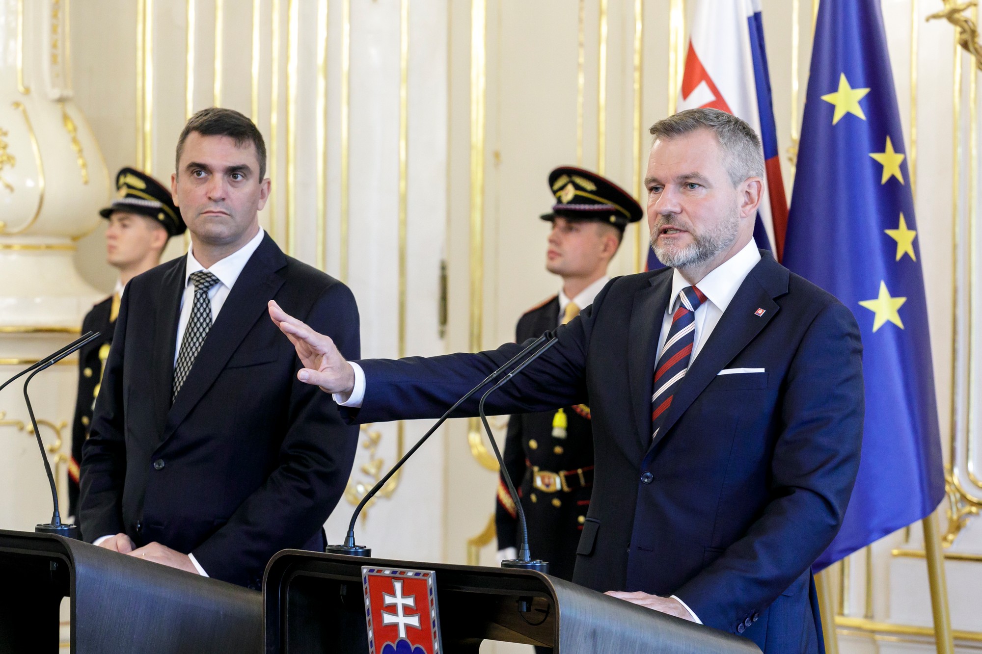 Prezident SR Peter Pellegrini (vpravo) a predseda Slovenskej akadémie vied Martin Venhart (vľavo).