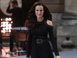 61-letnia Andie MacDowell w niewiarygodnej formie na wybiegu Paris Fashion Week. FOTO
