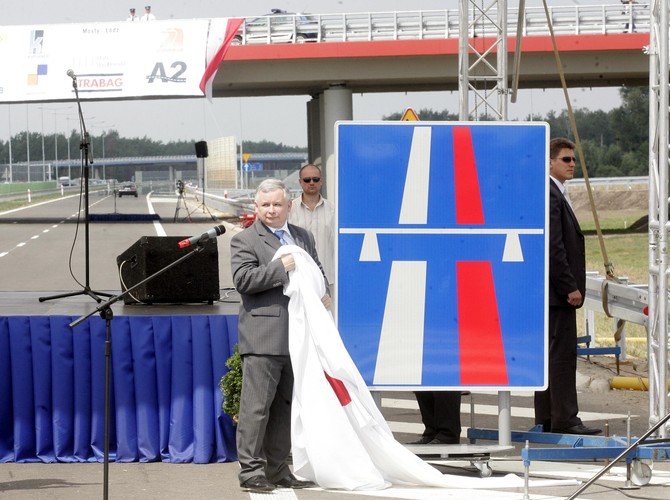 Choć zaklinał się, że woli być liderem partii, Jarosław Kaczyński szybko polubił priemierowanie. Nie tańczył na studniówkach jak Marcinkiewicz, ale odcinki autostrady otwierał z upodobaniem. szkoda, że tak mało. Ale jego następcy mają niewiele więcej sukcesów.