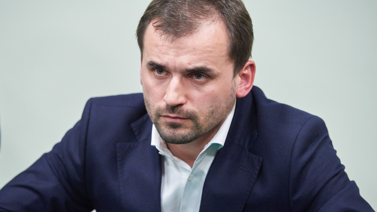 Krakowski Sąd Okręgowy, do którego w grudniu trafił akt oskarżenia przeciwko Marcinowi Dubienieckiemu i innym ośmiu osobom, nie zgodził się na uchylenie wobec Marcina Dubienieckiego zakazu opuszczania kraju.