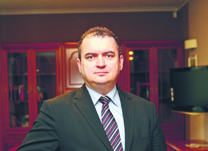 <strong>43. Tomasz Janik, prezes Krajowej Rady Notarialnej, spadek z pozycji 40.</strong>
<br></br><br></br>
Mówi wprost: „Nie ma nic złego w tym, że chcę, aby starzy i młodzi członkowie samorządu notarialnego mieli zajęcie”. Ale zarazem zaznacza, że zawód rejenta jest szczególny i dlatego powinni go wykonywać tylko najlepsi. Dlatego też jest wielkim przeciwnikiem deregulacji zawodu bądź choćby obniżania wymagań wobec przyszłych notariuszy. Precyzyjny do bólu: KRN opiniując projekty rządowe, jest w stanie znaleźć najdrobniejsze mankamenty.
Prywatnie w wolnych chwilach gra na gitarze i śpiewa. W portfelu zaś z dumą nosi Kartę Dużej Rodziny.
<br></br>
PSŁ
<br></br>