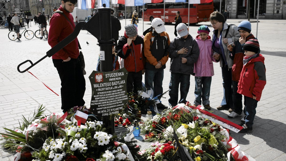 35 lat temu, protestując przeciw zmowie milczenia wokół zbrodni w Katyniu, były żołnierz Armii Krajowej Walenty Badylak dokonał aktu samospalenia na Rynku Głównym w Krakowie. W sobotę przy tablicy upamiętniającej jego śmierć złożone zostaną kwiaty.