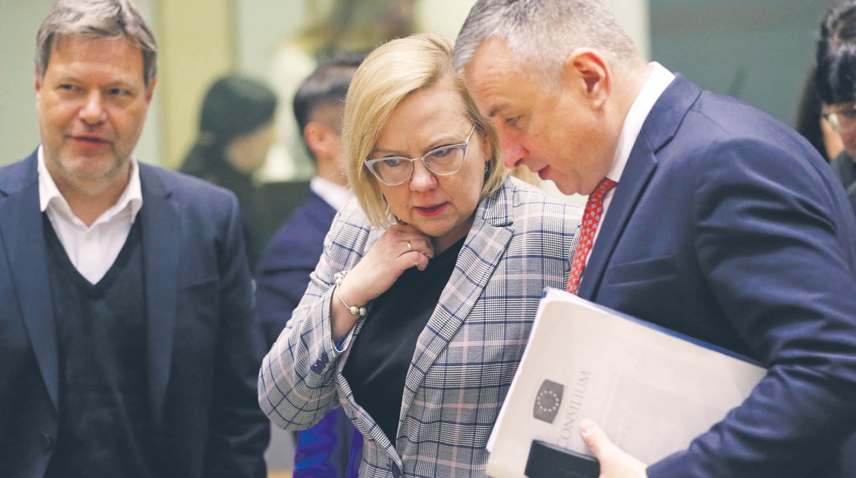 Polska minister klimatu i środowiska Anna Moskwa i czeski minister przemysłu i handlu Jozef Sikela podczas spotkania w Brukseli