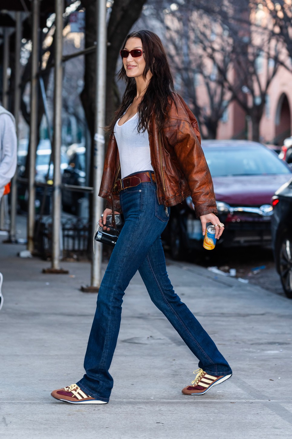 Bella Hadid ismét bizonyította, hogy a sportcipő divat királynője
