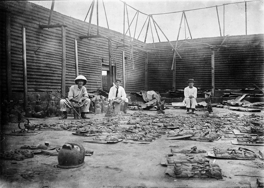 Spalony przez Anglików kompleks pałacowy w Beninie. Na posadzce leżą zrabowane później tabliczki, 1897 r.