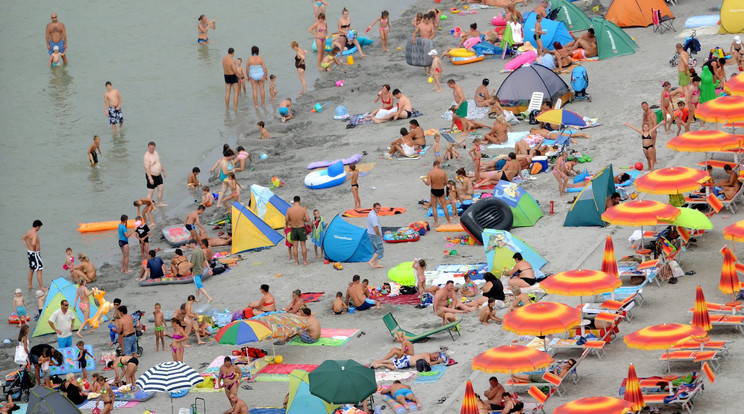 A Balaton a mai napig a legnépszerűbb hazai nyaralási célpont. Hétvégenként tízezrek indulnak a tó partjára /Fotó: MTI/H. Szabó Sándor