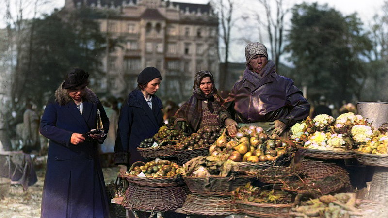 Handel uliczny w międzywojennym Krakowie. 1931 rok. Źrodło: Narodowe Archiwum Cyfrowe.